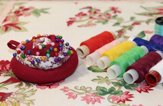 kompozycja haftów i nici